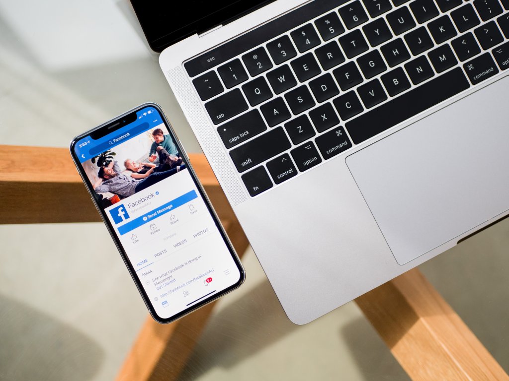 teléfono inteligente y computadora portátil