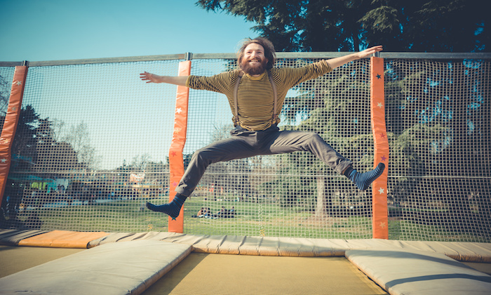 Un homme sautant sur un trampoline.