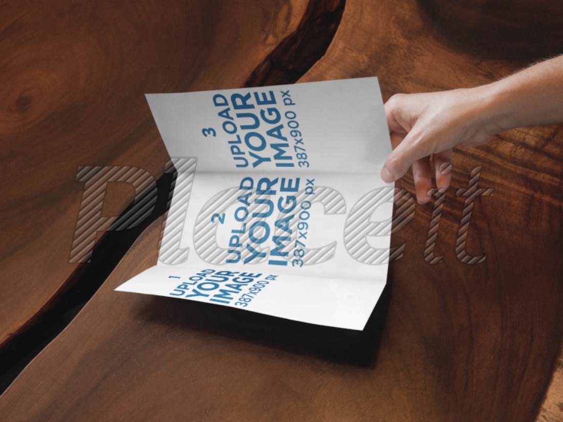 maqueta de folleto tríptico en la mano de una persona