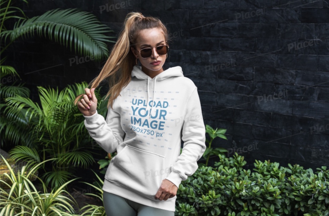 長い髪の女性をフィーチャーしたパーカーのモックアップ