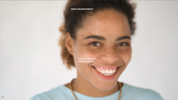笑顔の女性の画像は、Luminar AI で肌、唇、スリムな顔を強調して編集されています。