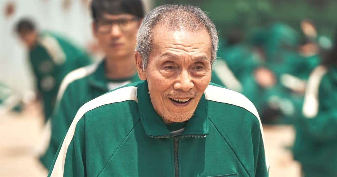 Yeşil kazaklı kalamar oyunu adamı.