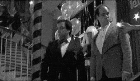 Una persona se voltea por las escaleras.