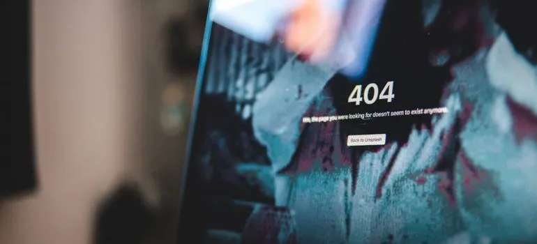 Una computadora portátil que muestra un error 404