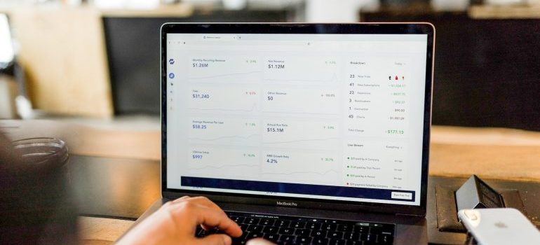 Una persona que mira las métricas de rendimiento del sitio web.