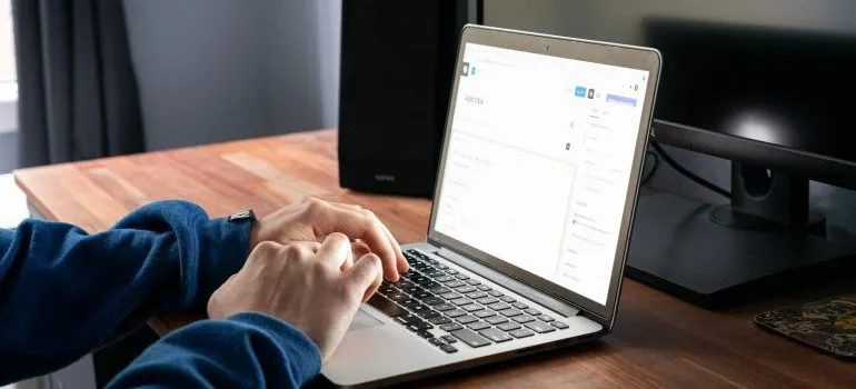 Eine Person, die ihre Slide-Menü-Implementierung auf ihrer WordPress-Website testet.