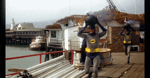 Batman corre con una bomba.