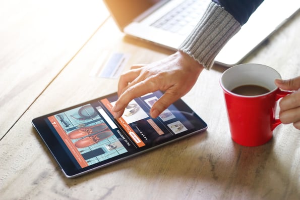 ユーザーがタブレットで拡張現実マーケティング機能を操作する