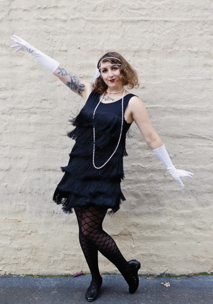 Mulher vestida de melindrosa para festa de Halloween no escritório