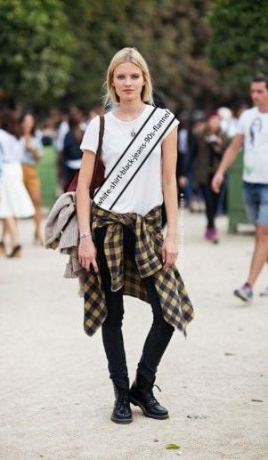 Traje de computador de menina em roupa alternativa dos anos 90 com texto alternativo escrito em sua camisa