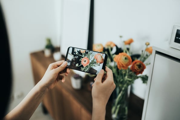 manajer media sosial menggunakan alat pemasaran Instagram