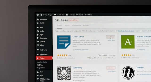 Ekran komputera z otwartą stroną wtyczek WordPress