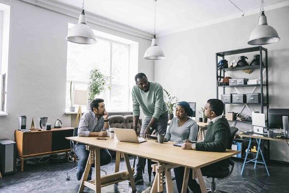 Team bespricht eine Projektmanagement-Charta in einem Büro