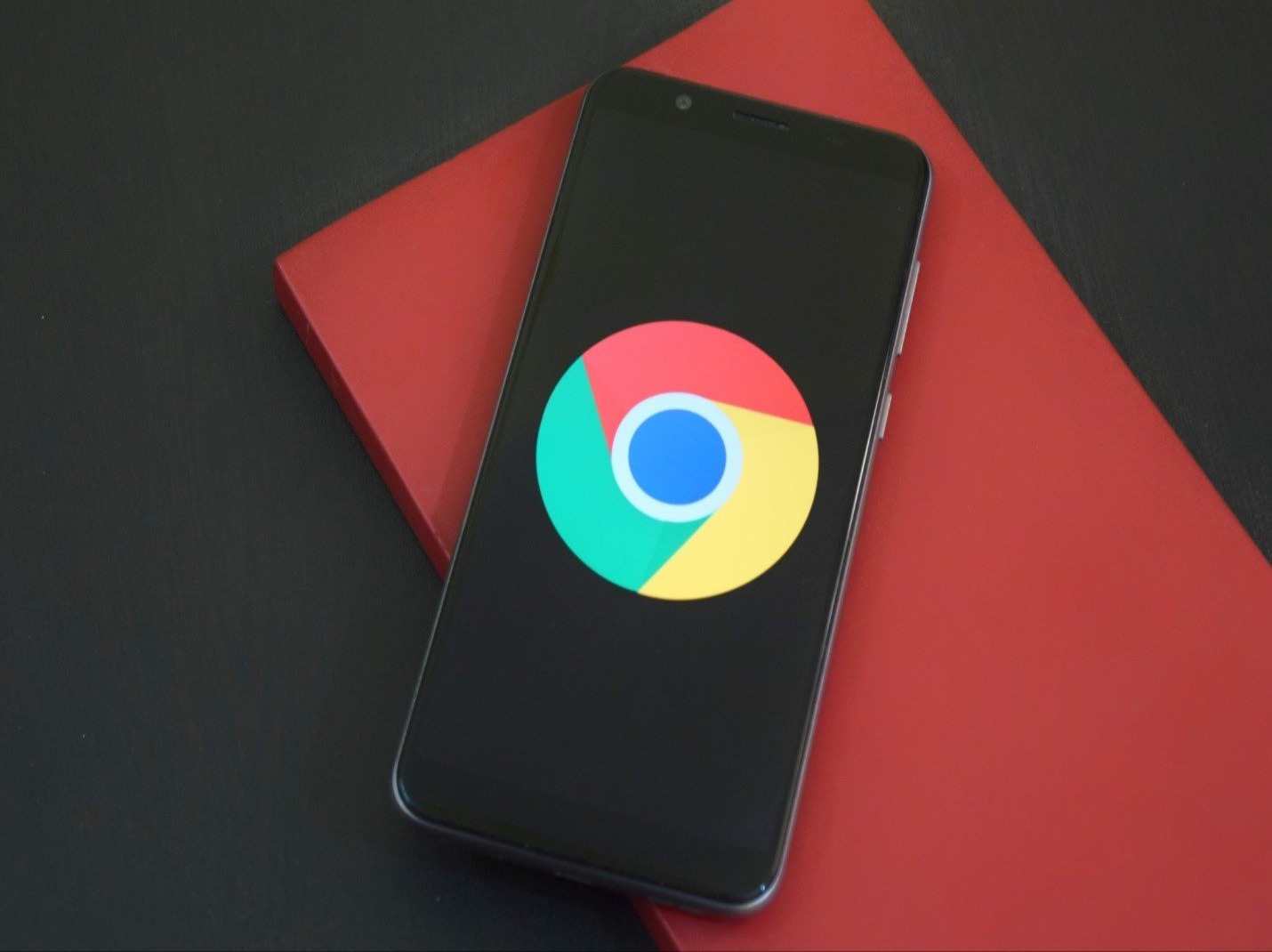 Smartphone com logotipo do Google em exibição