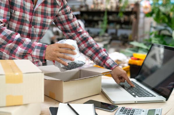 Checkliste zur Produkteinführung: Produktvermarkter, der eine Checkliste verwendet, um neue Angebote auf den Markt zu bringen