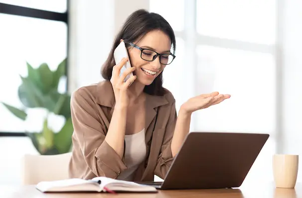 discutând despre o strategie de buletin informativ nonprofit la un apel telefonic