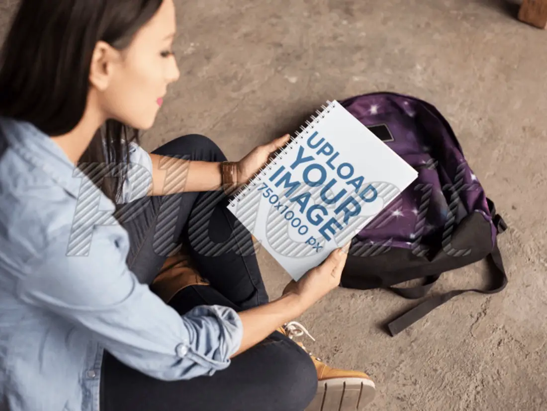 jovem olhando para um modelo de caderno escolar