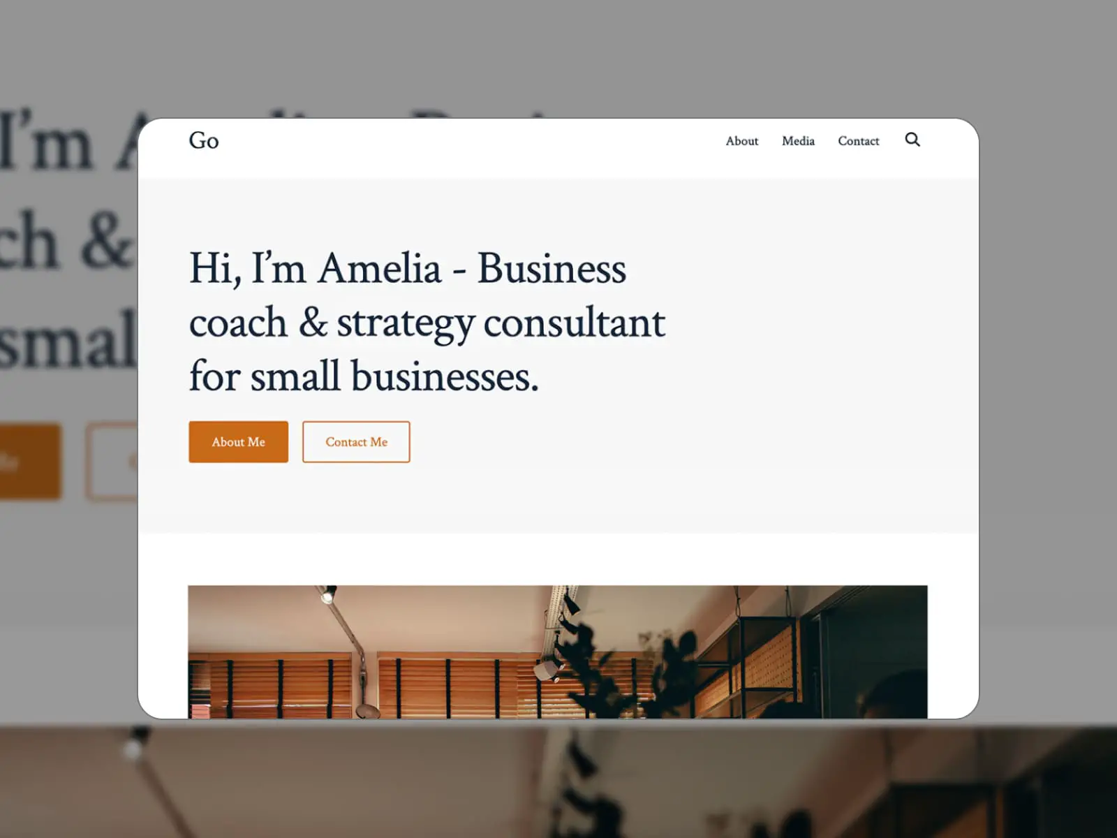 Gambar tema Go for WordPress segera hadir dengan media dan informasi kontak di latar belakang terang.
