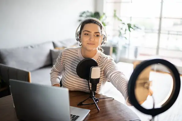 Creatore di contenuti che filma un video