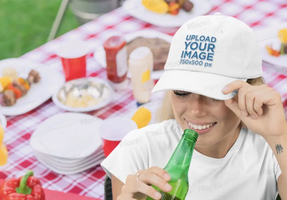 Barbekü partisindeki bir kadının baba şapkası maketi