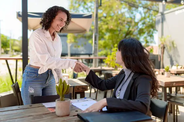 recrutement entrant lors d'un événement où les recruteurs se serrent la main