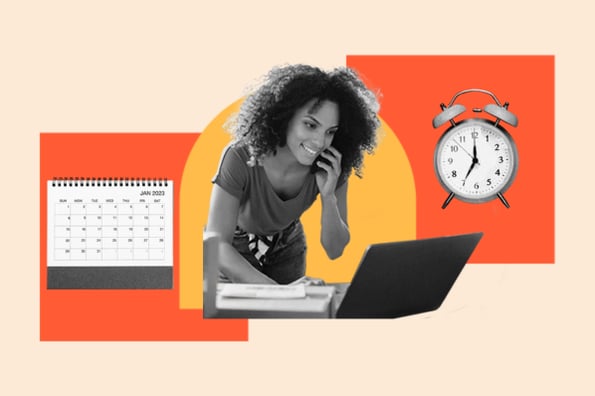 Frau lernt, wie man Google Kalender verwendet
