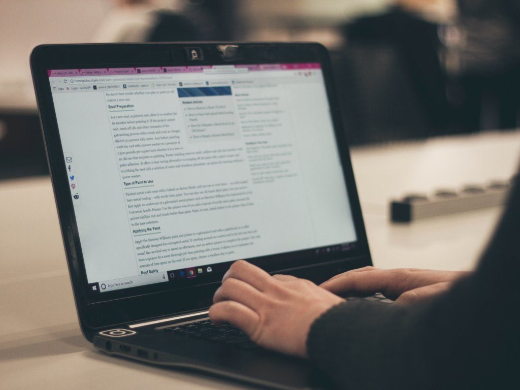 Homem com um laptop