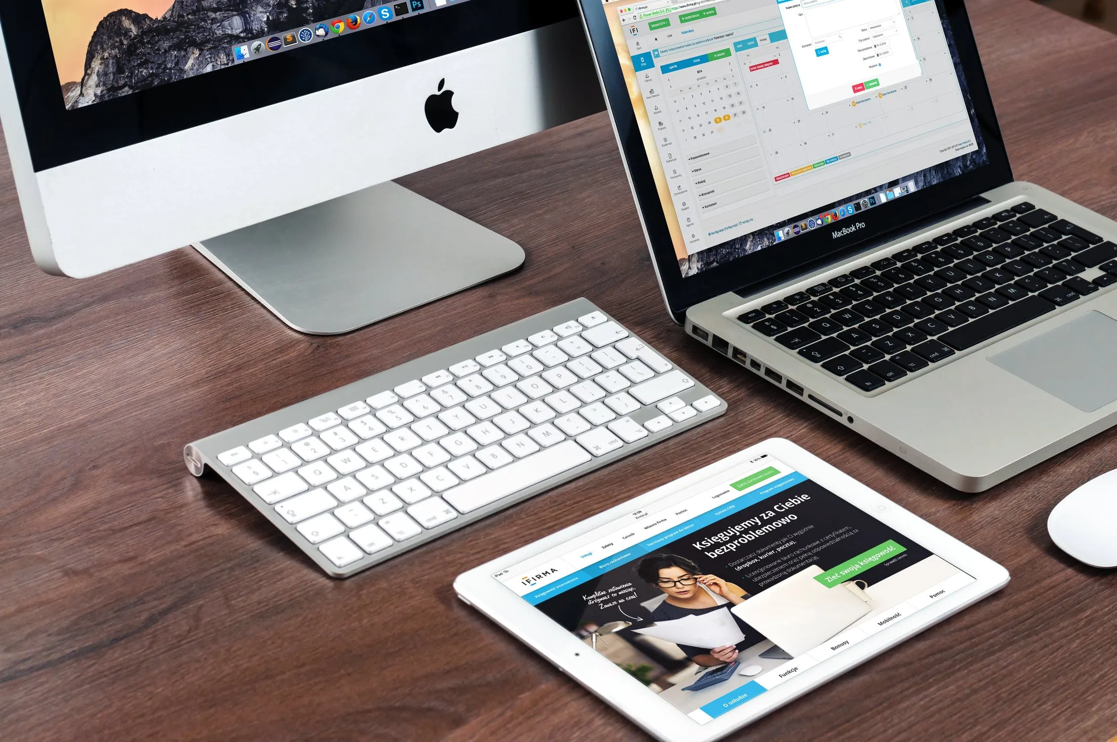 dispositivi informatici su una scrivania