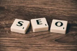 Drei Würfel, die SEO darstellen.