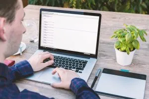Ein Mann an einem Computer, der die Bedeutung von Sitemaps für Ihre WordPress-Website lernt.