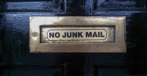 No hay letrero de correo no deseado en la puerta.