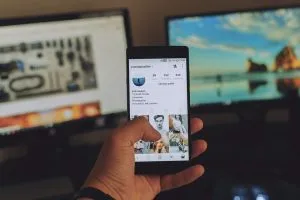 Eine Person, die auf ihren Instagram-Account schaut.