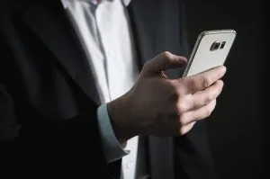 Eine Person, die versucht, Social-Media-Share-Buttons auf einem Telefon hinzuzufügen.