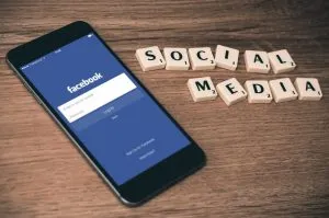 Facebook-Login und Würfel, die soziale Medien darstellen.