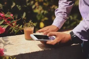 hombre desplazándose por su teléfono