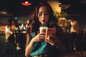 Telefonunda en iyi zamanlayıcıyı arayan ve açılır pencere eklentilerinden çıkan bir kadın.
