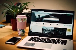 كمبيوتر محمول يتميز بموقع pexels