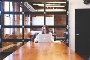 一位女士在筆記本電腦上工作,試圖激活 WordPress 活動日曆。