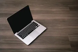 あなたがあなたのウェブサイトをバックアップすることができるラップトップ。