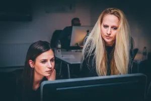 Deux femmes regardent un PC, se demandant quels sont les fils d'Ariane.
