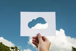 一个人拿着一张纸,上面有一个云状的洞。