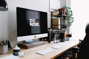 Computer desktop cu software pentru comprimarea imaginilor pentru WordPress.