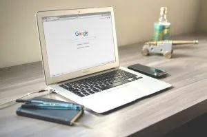 Ordinateur portable ouvert sur la page d'accueil de Google.