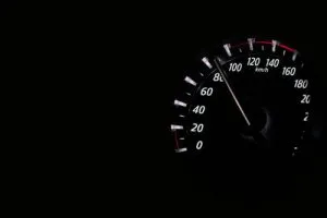 Compteur de vitesse de voiture.