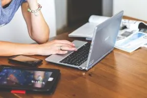 ผู้ที่ใช้แล็ปท็อปเพื่อตรวจสอบและแก้ไขลิงก์เสียใน WordPress