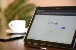 หน้าจอแล็ปท็อปในหน้าแรกของ Google