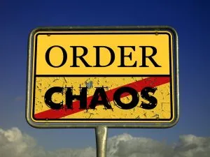 ป้ายที่เขียนว่า "Order" เหนือ "Chaos" ที่ขีดฆ่า