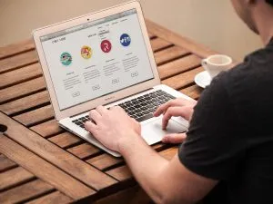 บุคคลที่เรียนรู้วิธีเพิ่มเมนูการนำทางใน WordPress บนเว็บไซต์