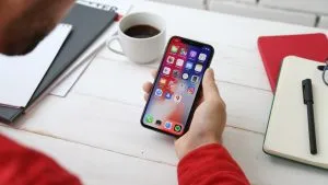 Orang yang memegang ponsel, pengguna yang mungkin ingin Anda siapkan Google AMP untuk situs WordPress.