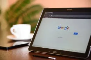 كمبيوتر محمول يعرض صفحة بحث Google الرئيسية.